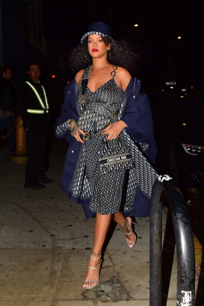 Anos 2020 com cara de 1990: Rihanna usa Dior na tendência de logomania, o nome da marca estampada nas peças. Imagem: Dior/Divulgação.