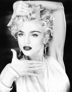 Anos 2020 com cara de 1990: a volta de Vogue, da Madonna, por meio de vídeos e desafios. Imagem: Madonna/Divulgação.