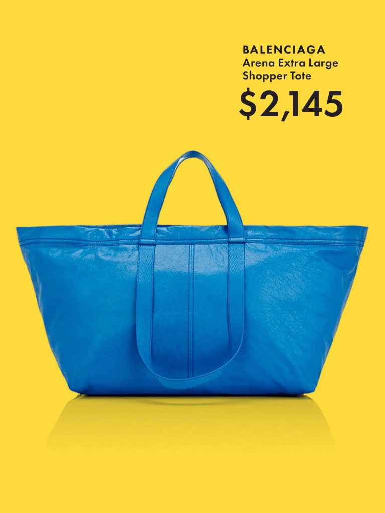 Balenciaga Carry's Bag, a bolsa Balenciaga Menswear Primavera/Verão 2017, criada por Demna Gvasalia. Custava 2.145 dólares, enquanto a bolsa que foi sua inspiração, da Ikea, custava 0.99 centavos de dólar. Produto gerou memes na época. Foto: Balenciaga/Divulgação.
