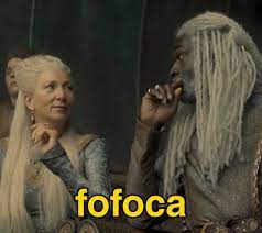 Memes HOTD: Rhaenys e Lorde Corlys Velaryon conversando com o texto "serviu" na foto dos dois em trecho da série. Imagem: Reprodução.