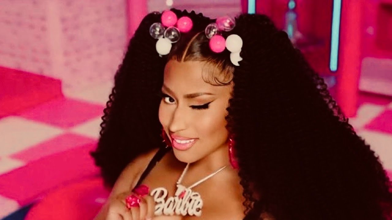 Nicki Minaj em clipe da música "Barbie World" (feat Acqua & Ice Spice). Imagem: clipe no Youtube.
