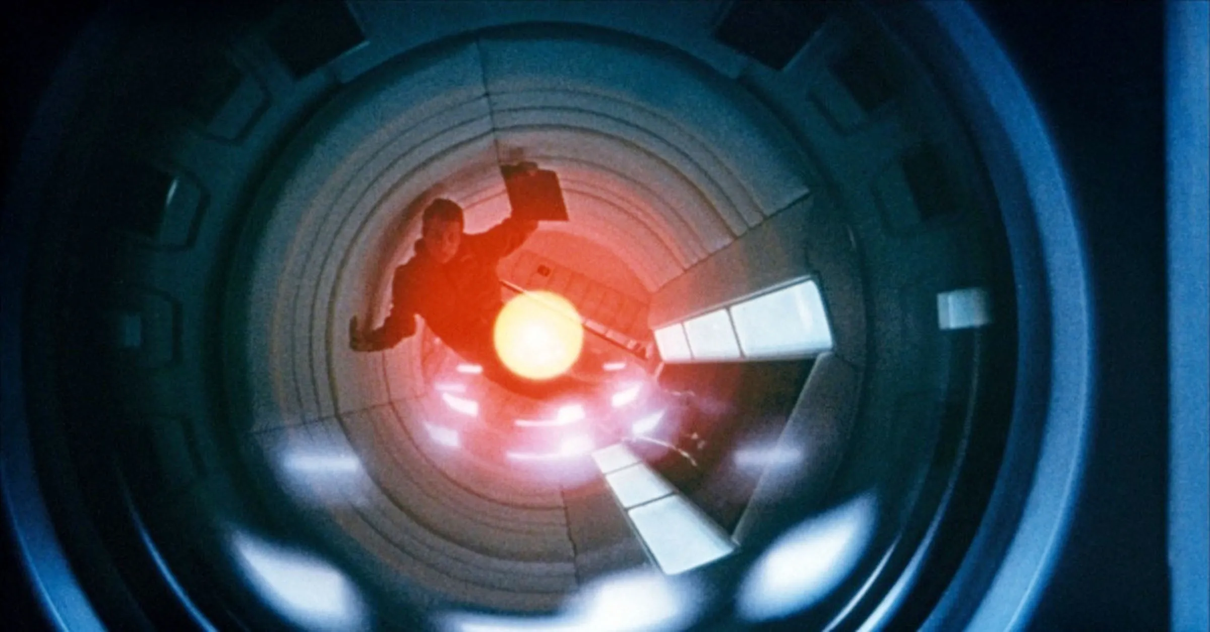 Cena do filme "2001: Space Odissey". Hal e astronauta (diretor Stanley Kubrick). Imagem: Divulgação.