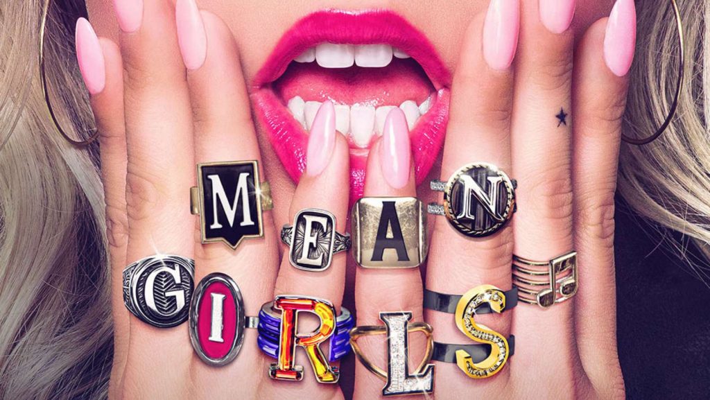 Meninas Malvadas no WeCoffee. Lançamento do muscal Mean Girls virou colab de marca na cafeteria. Imagem: Mean Girls/Divulgação.
