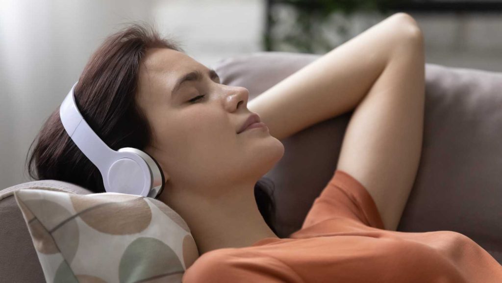 Playlists para dormir em 2023: crescimento de seleções de músicas para dormir e relaxar indicam busca por relaxamento e descanso.