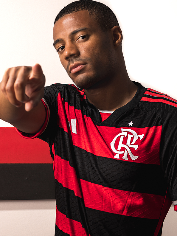 Adidas e Flamengo: dados e fatos da parceria que se vai até 2029. Acordo milionário com a Adidas. Camisas, merchan oficial e coleção da FARM RIO. Imagem: Divulgação do Flamengo, Adidas e FARM.