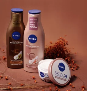 NIVEA Linha Beleza Radiante para pele negra. Imagem: NIVEA. Divulgação.