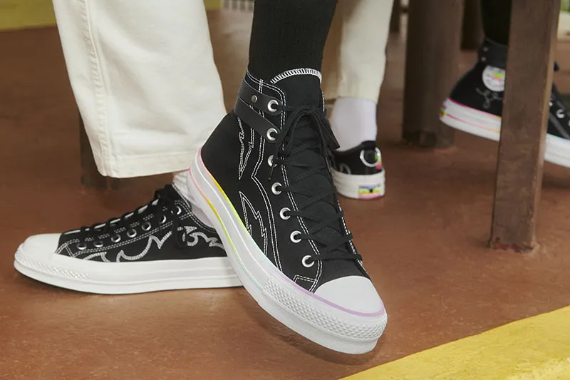 Converse Pride 2024 é uma linha de calçados e roupas criada por funcionários LGBTQ+ da Converse. Mais sobre a história, origens e inspirações sobre a coleção que celebra a diversidade e apoia organizações sem fins lucrativos.