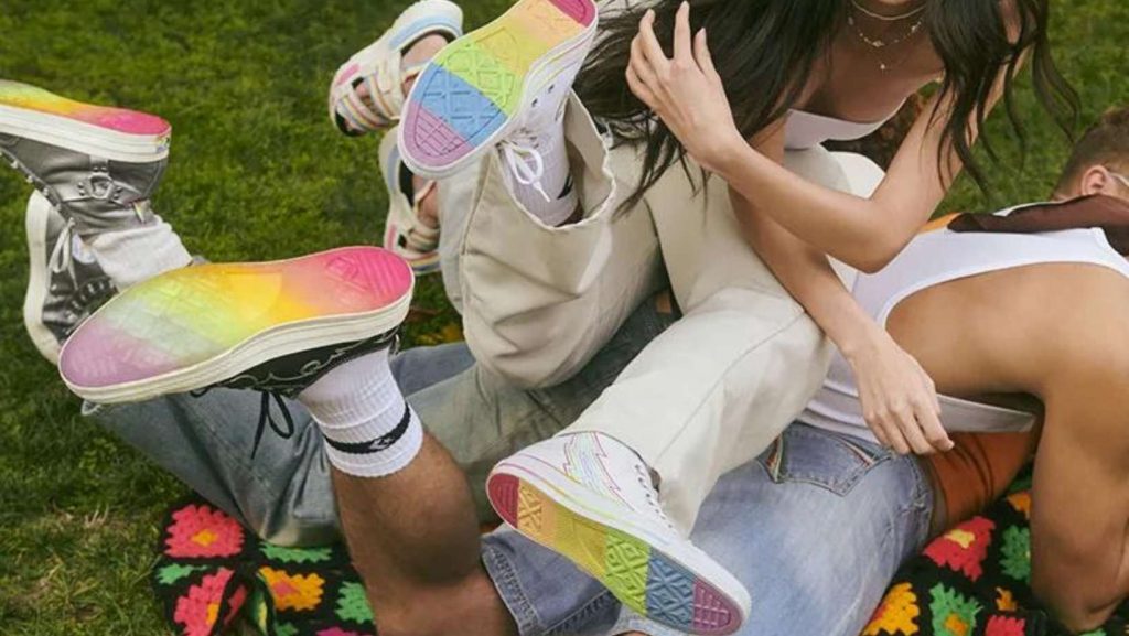 Converse Pride 2024 é uma linha de calçados e roupas criada por funcionários LGBTQ+ da Converse. Mais sobre a história, origens e inspirações sobre a coleção que celebra a diversidade e apoia organizações sem fins lucrativos.