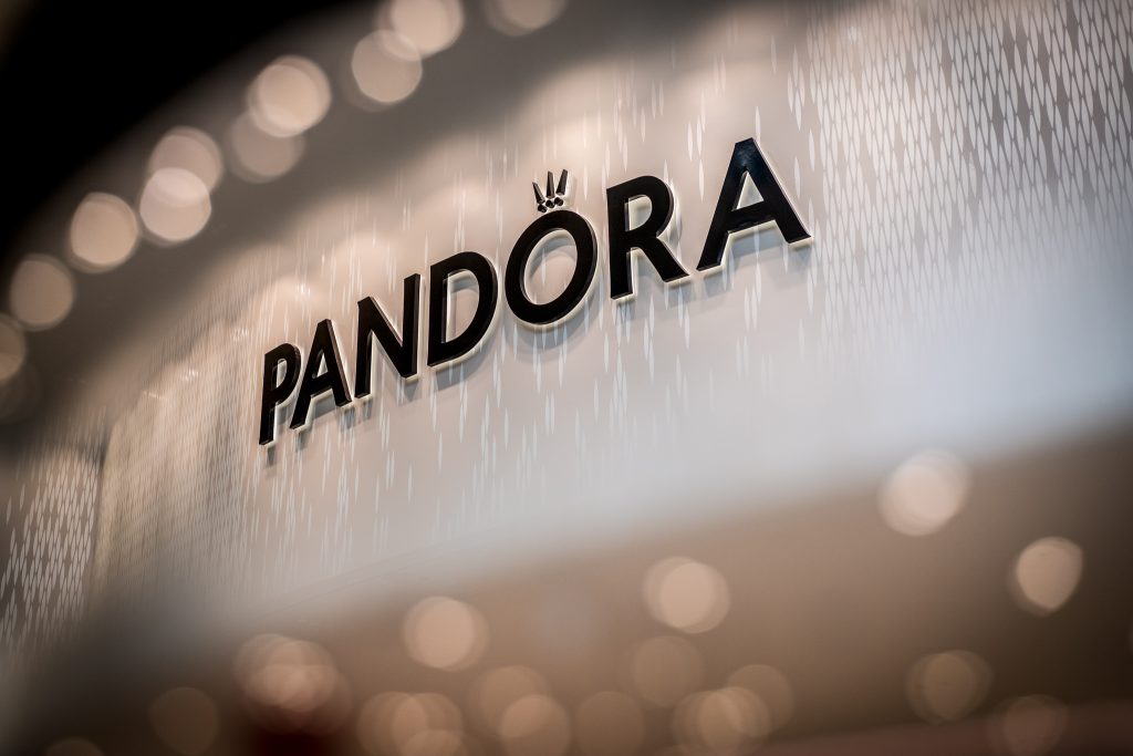 Pandora adota 100% prata e ouro reciclados: maior marca de joias do mundo investe na economia circular e adapta-se às necessidades dos consumidores. Imagem: Pandora. Divulgação.